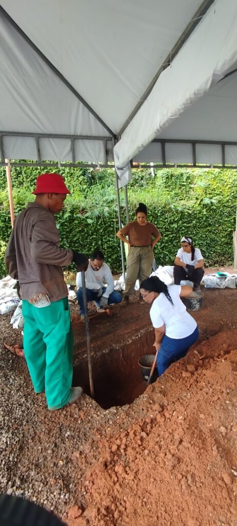 1000231566-462x1024 Blog Primeiros indícios de existência de sítio arqueológico são identificados no estacionamento da Pupileira